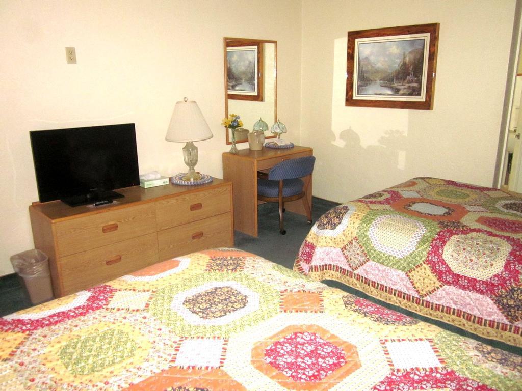 Color Country Motel Panguitch Room photo